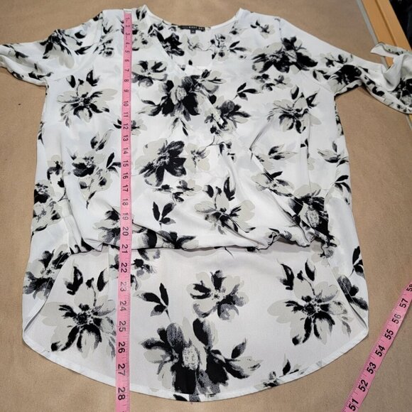 West Kei Size S White w/ Black and Gray Floral Bubble Hem Blouse - Picture 11 of 14